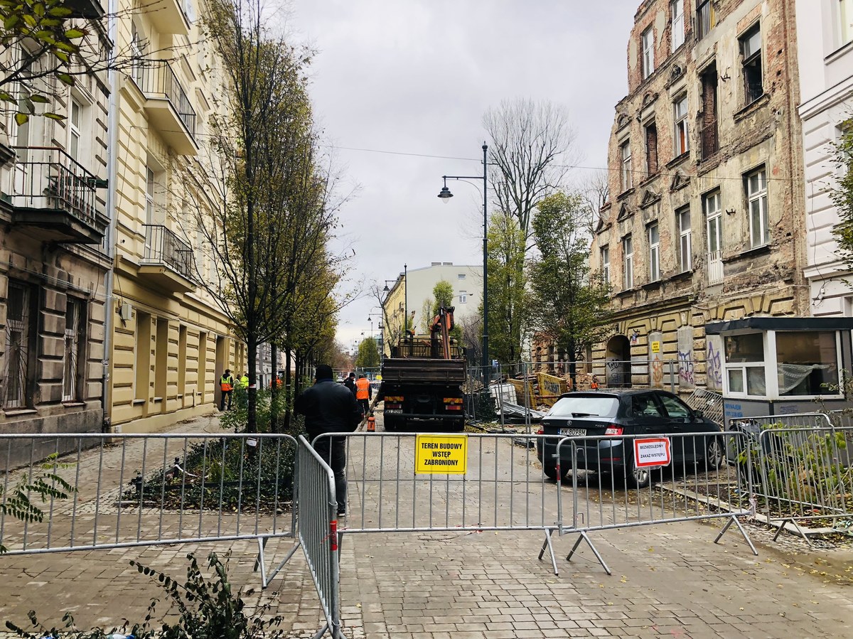 Aktualnie trwają dodatkowe badania geologiczne, które zdecydują, kiedy będzie można wznowić prace tarczy drążącej tunel kolejowy pod Łodzią. TBM Katarzyna przed 10 dniami została zatrzymana, bo czujniki wykryły niestabilność gruntu pod kamienicą przy al. 1 maja 21.