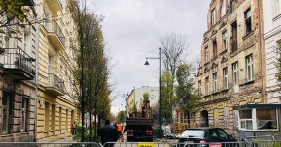 Aktualnie trwają dodatkowe badania geologiczne, które zdecydują, kiedy będzie można wznowić prace tarczy drążącej tunel kolejowy pod Łodzią. TBM Katarzyna przed 10 dniami została zatrzymana, bo czujniki wykryły niestabilność gruntu pod kamienicą przy al. 1 maja 21.