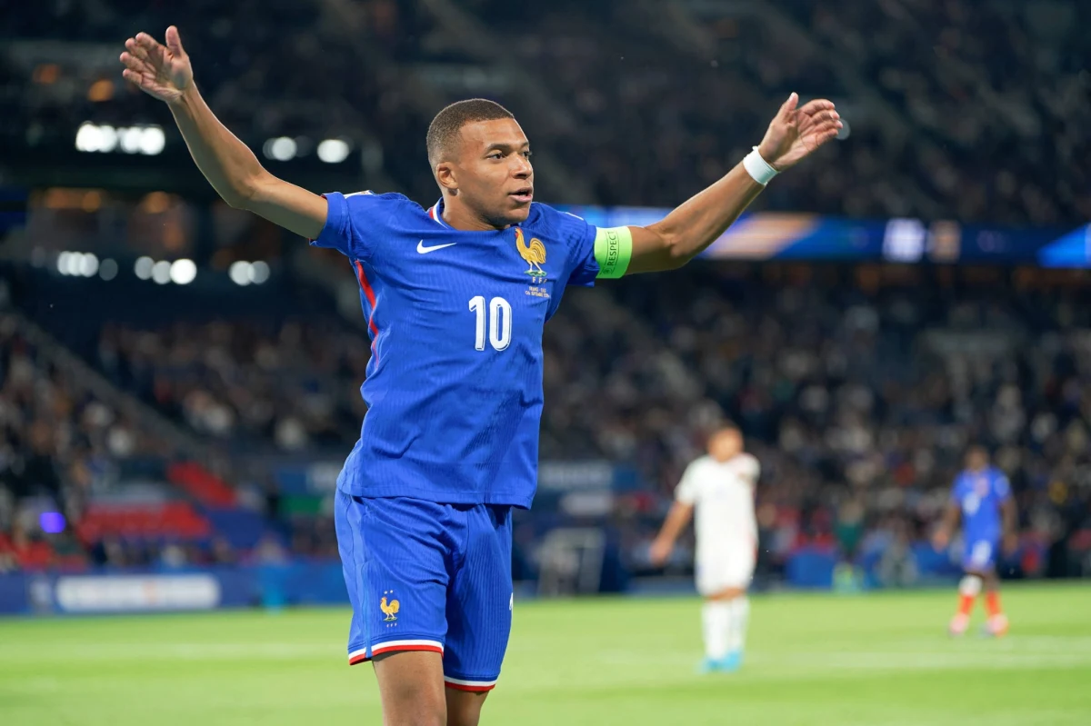 Gwiazdor światowego futbolu Kylian Mbappe może stracić opaskę kapitana reprezentacji Francji - donoszą paryskie media. Według nich "zdegradowanie" sławnego napastnika Realu Madryt coraz poważniej rozważa selekcjoner Didiers Deschamps.