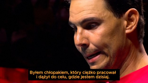 Rafael Nadal: Pożegnanie z tenisem – „Po prostu chcę być zapamiętany jako dobry człowiek”

Rafael Nadal stanął na korcie w Pucharze Davisa w hiszpańskich barwach, ale we wtorek, podczas hymnu narodowego, po raz pierwszy od dawna nie było to tylko zwykłe spotkanie drużynowe. Zawodnik, który przez ponad 20 lat był ikoną tenisa, nie krył wzruszenia – w jego oczach pojawiły się łzy. Wiedział, że ten mecz może być jego ostatnim w profesjonalnym sporcie. Wszyscy wokół niego również zdawali sobie sprawę, że to pożegnanie z tenisowym światem.

Po porażce 22-krotnego mistrza Wielkiego Szlema z Holendrem Boticiem van de Zandschulpem 6:4, 6:4, wieczór, który rozpoczął się nadzieją na zwycięstwo, zakończył się eliminacją Hiszpanów z Pucharu Davisa. Nadal i jego drużyna zostali pokonani przez Holendrów w ćwierćfinale, a po północy stało się jasne, że to był ostatni mecz Nadala w tej prestiżowej imprezie.

Podczas ceremonii po meczu, zorganizowanej na cześć Nadala, emocje sięgnęły zenitu. Wzruszony, 38-letni tenisista płakał, słysząc wiwaty i „Raaa-faaa” od kibiców. Na ekranach pojawiły się kluczowe momenty z jego długiej kariery, a wśród hołdów, które Nadal otrzymał, nie zabrakło wzruszających słów od jego największych rywali – Rogera Federera, Novaka Djokovica, Sereny Williams, Conchity Martinez, Andy’ego Murraya, a także gwiazd innych dyscyplin, takich jak piłkarz David Beckham i golfista Sergio Garcia.

„Tytuły, numery, są, więc ludzie prawdopodobnie o tym wiedzą, ale chciałbym być zapamiętany jako dobry człowiek z małej wioski na Majorce” – powiedział w swojej poruszającej przemowie Nadal, zwracając się do zgromadzonych kibiców na wyprzedanym Palacio de Deportes Jose Maria Martin Carpena. „Po prostu dzieciak, który podążał za swoimi marzeniami, pracował tak ciężko, jak to możliwe. Miałem dużo szczęścia” – dodał.

Jego słowa podkreślają to, co zawsze wyróżniało Nadala na tle innych sportowców – pokorę, ciężką pracę i ogromną pasję do tenisa, które pozwoliły mu osiągnąć absolu