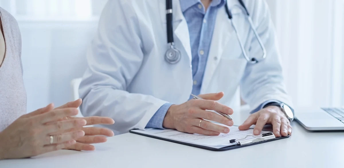 Będą kolejne zmiany w zasadach wystawiania recept na opioidy, w tym na fentanyl - dowiedział się dziennikarz RMF FM Michał Dobrołowicz. Od dokładnie dwóch tygodni, czyli od 7 listopada zdalnie receptę na tak silne leki przeciwbólowe mogą przedłużać tylko lekarze Podstawowej Opieki Zdrowotnej. Pozostali muszą spotkać się z pacjentem osobiście i receptę mogą wystawić po zbadaniu pacjenta w gabinecie. Te zaostrzone przepisy to konsekwencja fali zatruć po przedawkowaniu fentanylu.