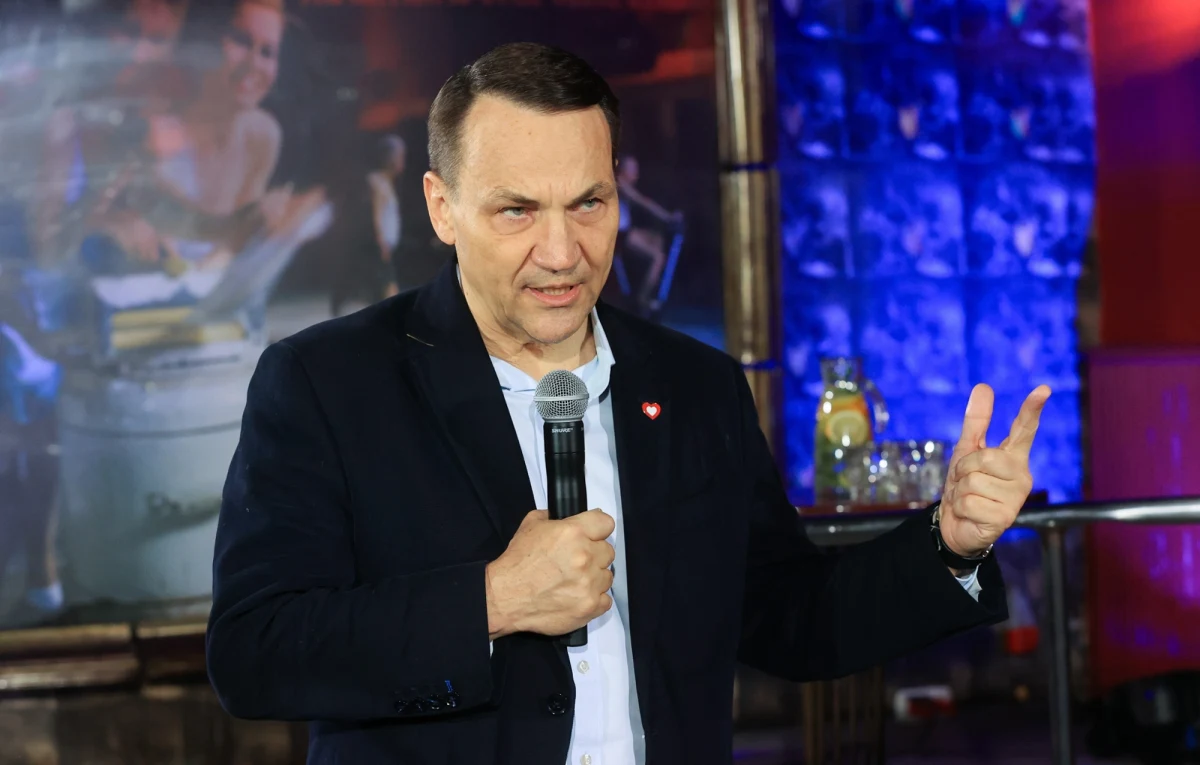 Incydent podczas spotkania Radosława Sikorskiego w Łodzi. W pewnym momencie padło pytanie o poglądy na politykę bliskowschodnią. Kiedy szef MSZ próbował odpowiedzieć, spotkanie przerwała grupa przeciwników okupacji Palestyny. Protestujący krzyczeli: "Stop okupacji", "Krew na rękach", "Zerwać współpracę z Izraelem".