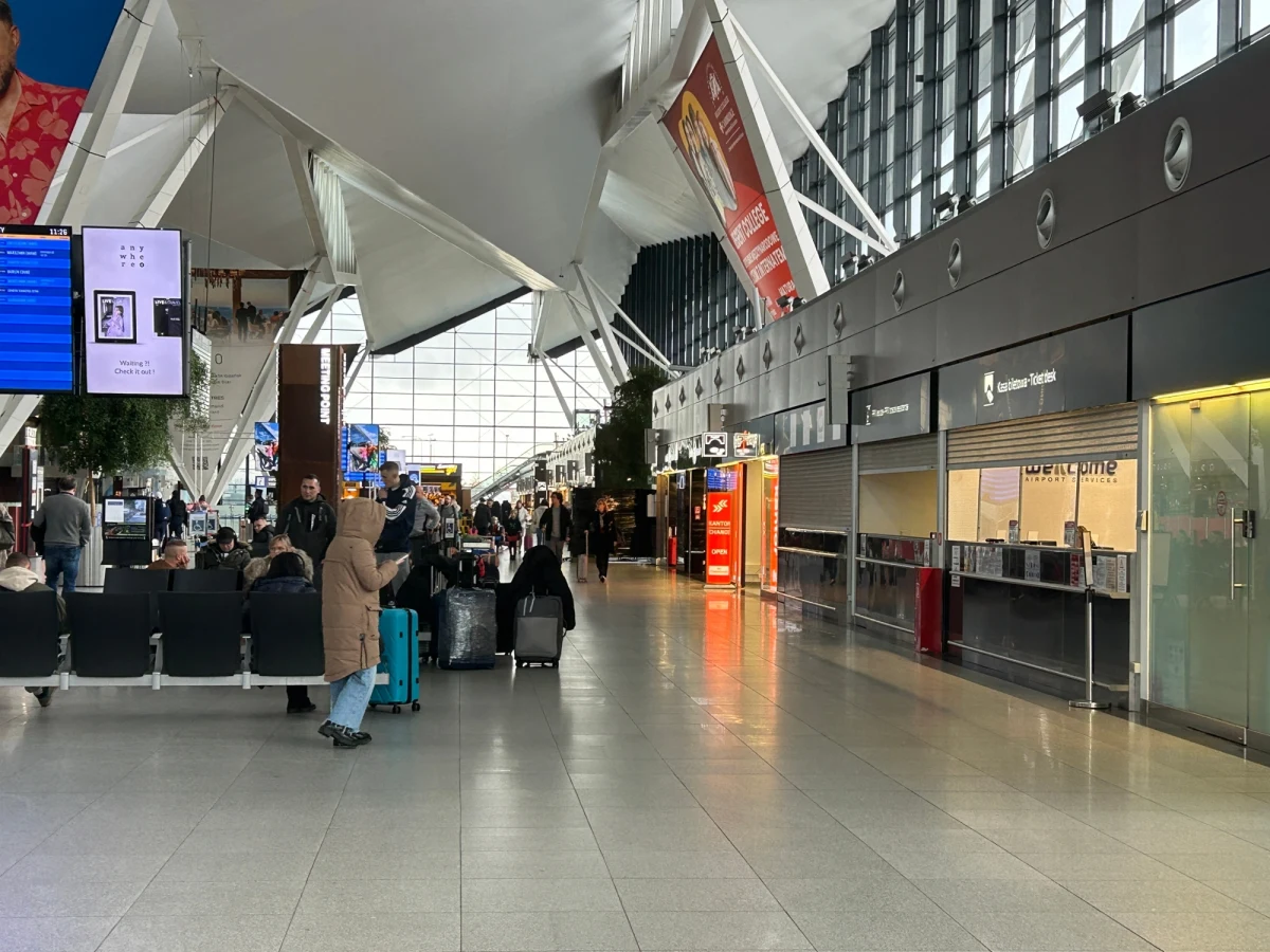 Na lotnisku w Gdańsku nie usłyszymy większości komunikatów emitowanych z głośników w terminalu pasażerskim. Zmiana, zaplanowana na drugą połowę stycznia, ma przyczynić się do zwiększenia komfortu pasażerów. "Mamy taką świadomość, że to jest duża i ważna zmiana. Chcemy do tego przyzwyczaić pasażerów, dlatego już teraz o tym informujemy" – mówi RMF FM Agnieszka Michajłow, rzeczniczka prasowa Portu Lotniczego w Gdańsku.