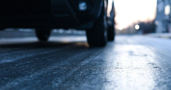 Warunki na drogach są coraz trudniejsze. Na Obwodnicy Trójmiasta zdarzyło się kilka kolizji. Policja apeluje, by dostosować prędkość. IMGW alarmuje - będzie ślisko!