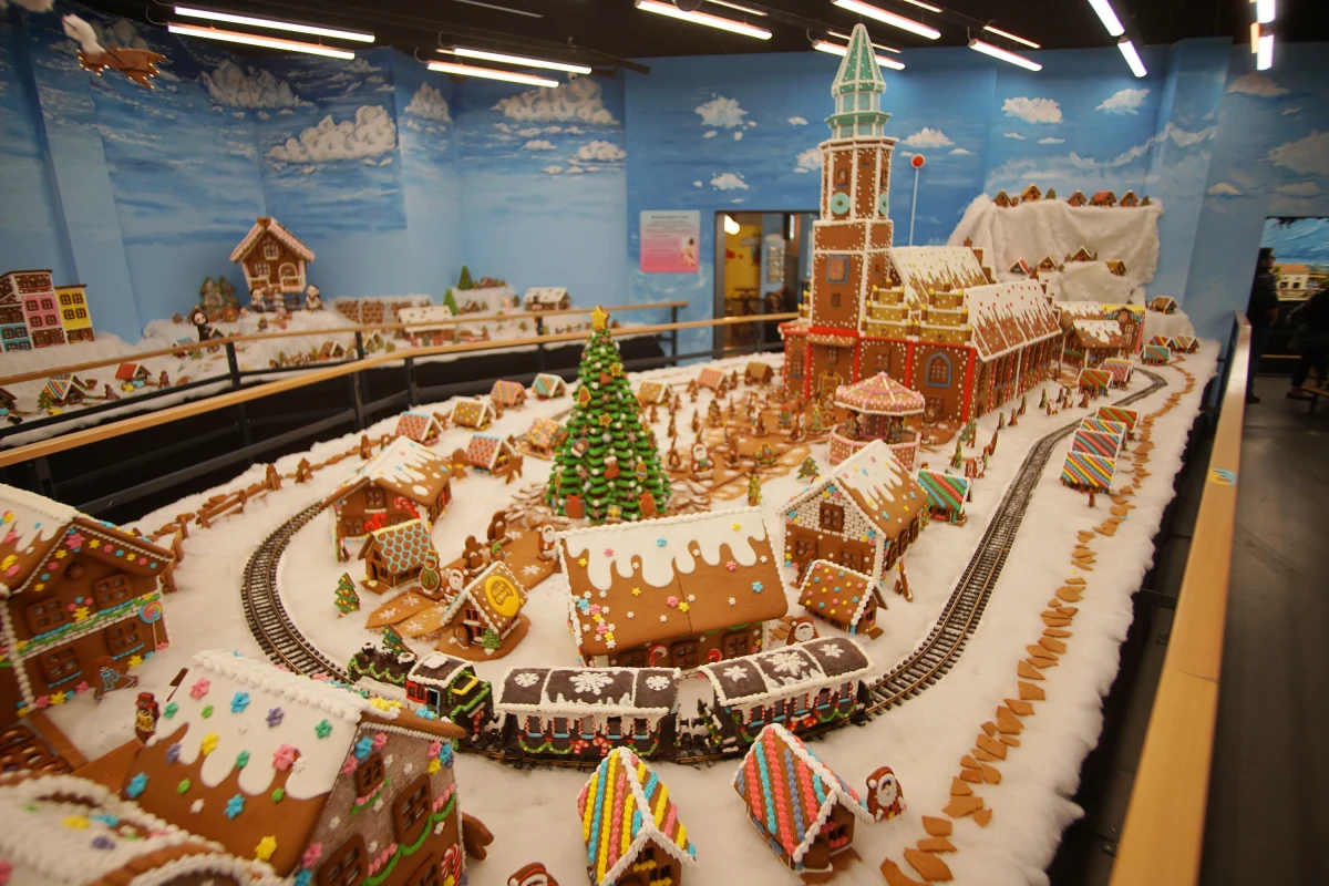 Chatki z piernika, czekoladowe pociągi i lukrowany wrocławski Ratusz - Kolejkowo we Wrocławiu otworzyło Miasto z Piernika. To świąteczna i pachnąca wystawa, choć nie do zjedzenia, a obejrzenia.