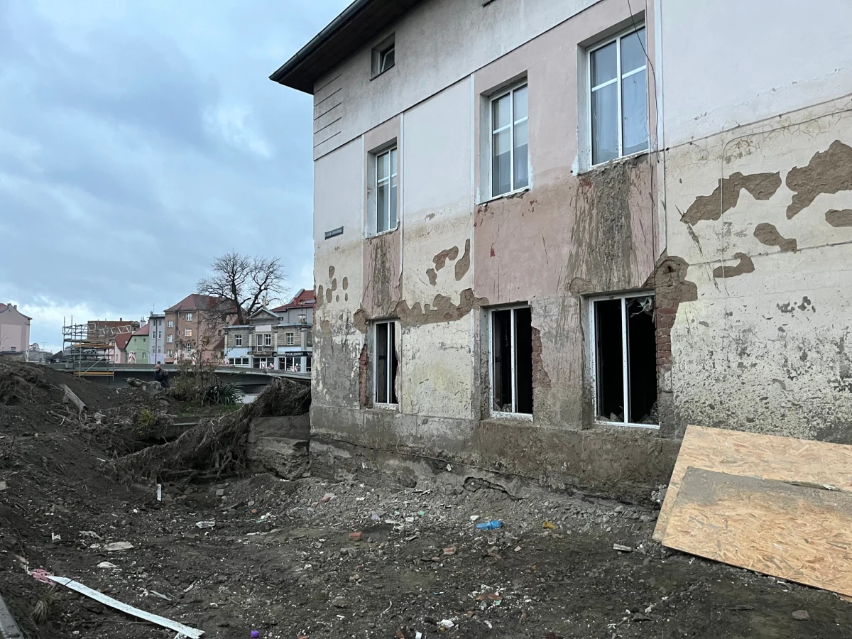 1867 rodzin z Dolnego Śląska otrzymało już pieniądze na remont i odbudowę domu po powodzi. Nie wszyscy są jednak zadowoleni z wysokości świadczenia - informuje reporterka RMF FM. Wiceszef MSWiA Wiesław Szczepański przekazał w środę w Sejmie, że ogółem rządowe wsparcie w wysokości do 100 i 200 tys. zł otrzymało 3135 rodzin z terenów popowodziowych. Z kolei w czwartek - w Rozmowie o 7:00 w Radiu RMF24 - wiceszef MSWiA odniósł się m.in. do kwestii terminu rozliczenia środków finansowych. "To błąd" - powiedział na temat doniesień, że muszą być rozliczone do końca tego roku.