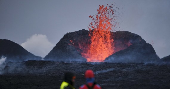 Do kolejnej erupcji wulkanu doszło w nocy ze środy na czwartek na półwyspie Reykjanes w południowo-zachodniej Islandii - poinformowały tamtejsze służby. Czerwona łuna jest widoczna ze stolicy kraju, Reykjaviku. O sytuacji na wyspie opowiedział nasz słuchacz, pan Kamil, który zadzwonił na Gorącą Linię RMF FM.