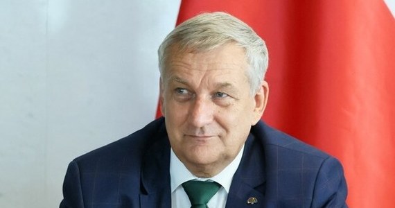 "To jest błędna informacja. Jeśli coś takiego jest, to dzisiaj zwrócimy się do wojewodów, bo nie jest to możliwe chociażby dlatego, że - zgodnie z wytycznymi - można składać wnioski do 15 marca przyszłego roku. To muszą być zapisy dokumentów wewnętrznych, nie rządowych" - powiedział w Rozmowie o 7:00 w Radiu RMF24 wiceszef MSWiA Wiesław Szczepański z Lewicy, komentując doniesienia słuchaczy RMF FM, że w dokumentach, które otrzymali powodzianie, widnieje zapis, iż świadczenia do 200 tys. zł muszą być rozliczone do końca tego roku. Wiceszef MSWiA obiecał, że jeszcze dziś rozstrzygnie, z czego wynika ten błąd i poinformuje o tym RMF FM. "Nie mówię, że rząd nie ma sobie nic do zarzucenia" - dodał, odnosząc się do opóźnień w wypłatach.