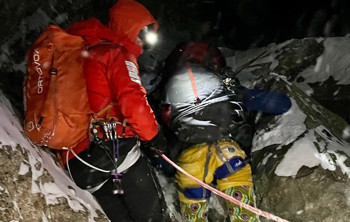 Wieczorna akcja ratowników w Tatrach. TOPR-owcy wyruszyli po turystę, który utknął w trudnym i eksponowanym miejscu w rejonie Żlebu Kulczyńskiego. Akcja trwała aż 8 godzin. 