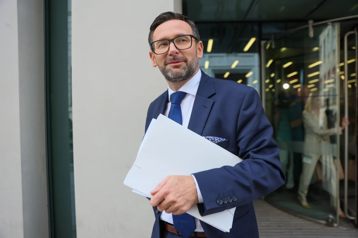 Daniel Obajtek, były prezes Orlenu, został wezwany na przesłuchanie do Najwyższej Izby Kontroli ws. m.in. fuzji Orlenu i Lotosu. "Próbuje się politycznie zrobić aferę, tu gdzie jej nie ma" - powiedział europoseł PiS dziennikarzom po wyjściu z przesłuchania.