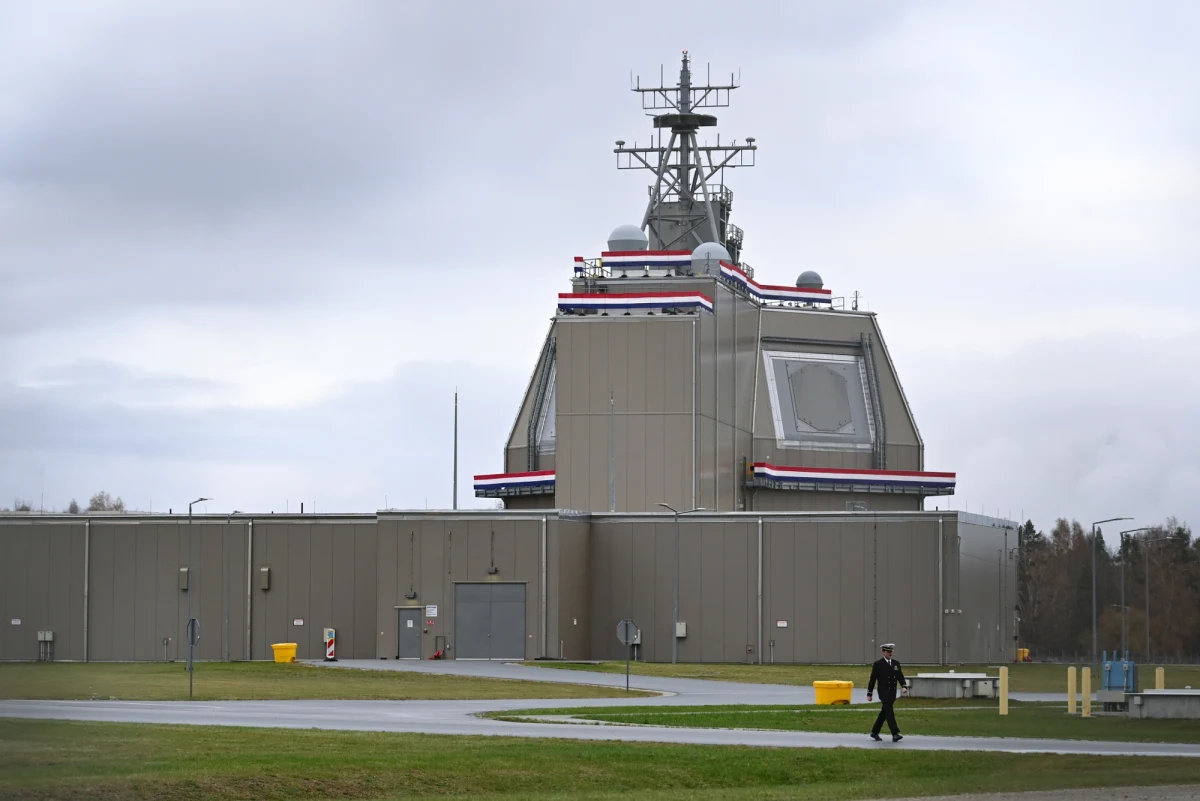 Rzeczniczka rosyjskiego MSZ Maria Zacharowa oświadczyła, że amerykańska baza przeciwrakietowa w Polsce już dawno znalazła się wśród ewentualnych priorytetowych celów dla Rosji. Rzecznik MSZ Paweł Wroński podkreślił, że instalacja w Redzikowie ma charakter czysto obronny. Ocenił też, że wobec ponawiania rosyjskich gróźb, NATO będzie musiało wzmocnić obronę przeciwlotniczą wschodniej flanki.