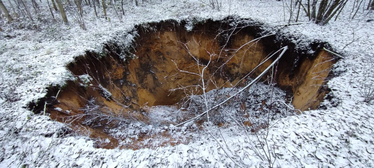 "Dzisiaj rano dostałem informację o kolejnym zapadlisku w naszej miejscowości. Powstało koło schroniska dla zwierząt" - przekazał RMF FM radny małopolskiej gminy Bolesław Alan Sikora. Dziura ma ok. 8 metrów średnicy i ok. 4,5 m głębokości. 