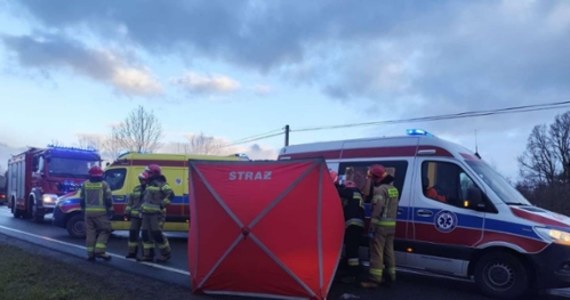 14-latka zginęła na przejściu dla pieszych w Parszowie w Świętokrzyskiem po tym, jak dziś rano potrąciła ją ciężarówka. Okoliczności wypadku pod nadzorem prokuratora wyjaśnia policja.