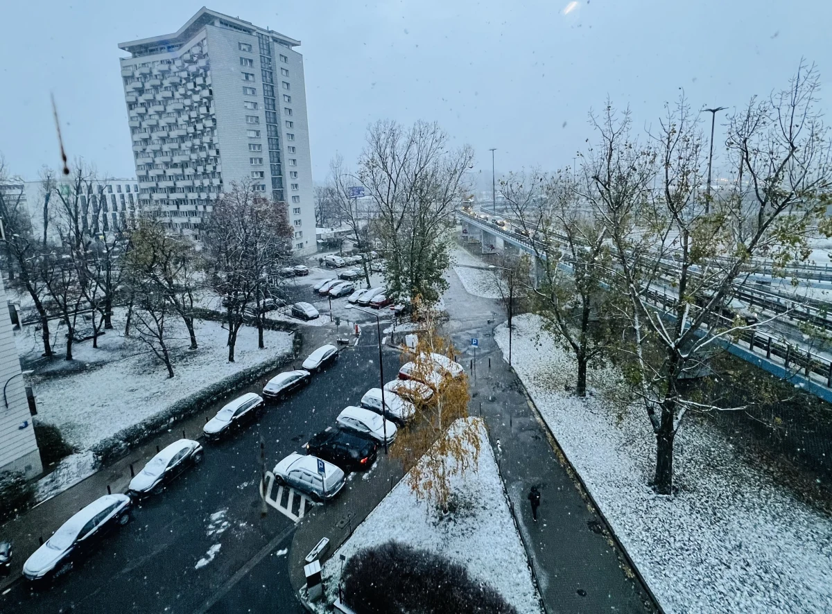 Zima zaskoczyła o poranku wielu mieszkańców Warszawy. Od kilku godzin w stolicy intensywnie sypie śnieg.