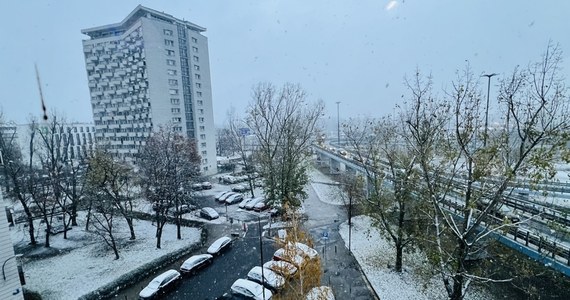 Zima zaskoczyła o poranku wielu mieszkańców Warszawy. Od kilku godzin w stolicy intensywnie sypie śnieg.