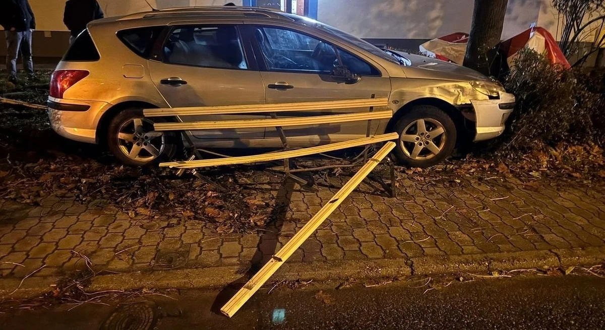 Ponad 4 promile alkoholu w organizmie miała 27-latka zatrzymana w Piekarach Śląskich. Kobieta uderzyła w 3 zaparkowane samochody, a potem w drzewo. Nie miała prawa jazdy.