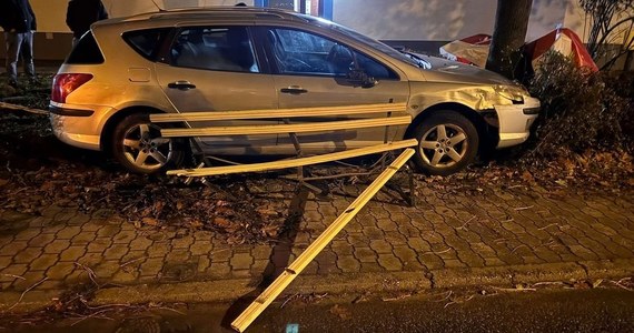 Ponad 4 promile alkoholu w organizmie miała 27-latka zatrzymana w Piekarach Śląskich. Kobieta uderzyła w 3 zaparkowane samochody, a potem w drzewo. Nie miała prawa jazdy.