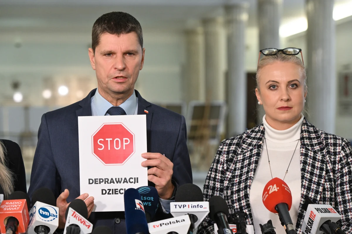 Poseł PiS Dariusz Piontkowski wezwał do protestów przeciwko wprowadzeniu edukacji zdrowotnej. Jego zdaniem, edukacja seksualna, która ma być jednym z elementów programowych, doprowadzi do deprawacji dzieci.