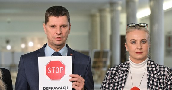 Poseł PiS Dariusz Piontkowski wezwał do protestów przeciwko wprowadzeniu edukacji zdrowotnej. Jego zdaniem, edukacja seksualna, która ma być jednym z elementów programowych, doprowadzi do deprawacji dzieci.