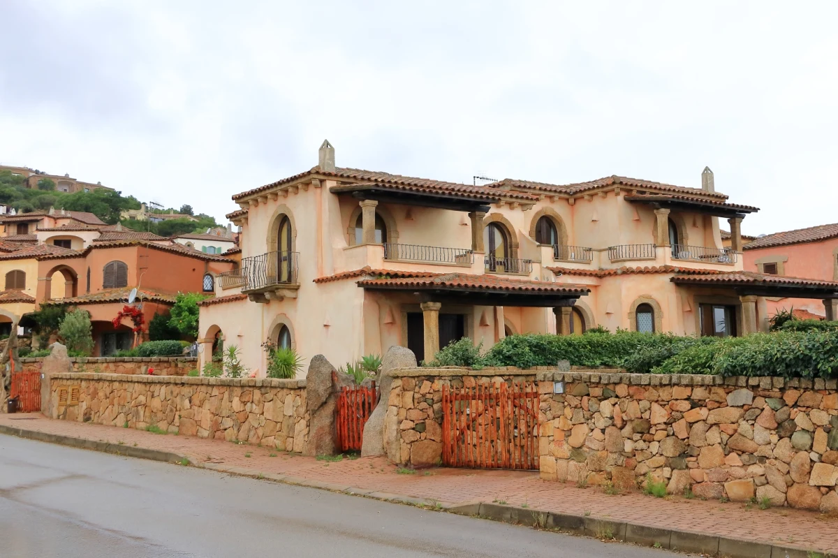 Położna w Sardynii wioska Ollolai od dawna stara się przekonać osoby z zewnątrz do przeprowadzki. W tym celu sprzedaje zrujnowane domy za jedno euro. Teraz, po wyniku wyborów w USA uruchomiono stronę internetową skierowaną do potencjalnych amerykańskich emigrantów w nadziei, że ci, którzy są niezadowoleni z wyniku, szybko zdecydują się na zakup nieruchomości.