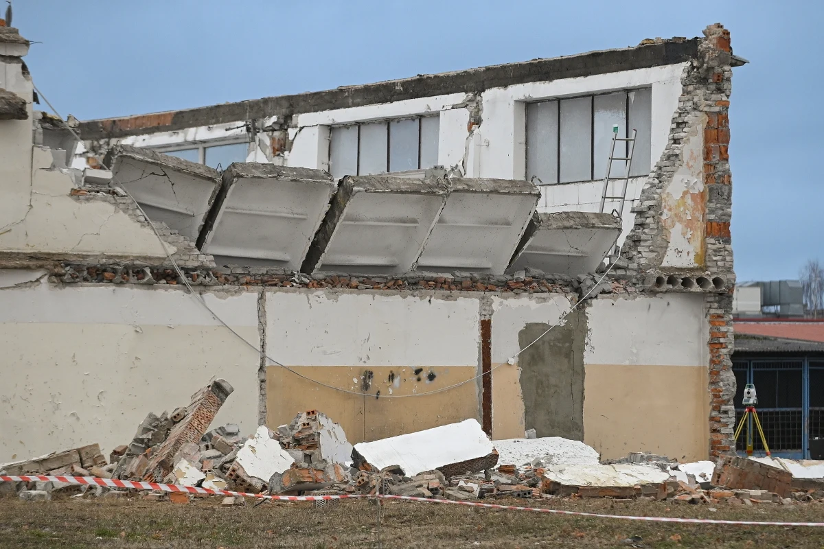 Przyczyny zawalenia się części hali dawnej zajezdni PKS w Mławie wyjaśnić ma wszczęte w czwartek śledztwo. Postępowanie dotyczy katastrofy budowlanej oraz wypadku przy pracy, w wyniku czego śmierć poniosły dwie osoby, a trzy są poszkodowane. Do oględzin rumowiska wykorzystany zostanie skaner 3D.