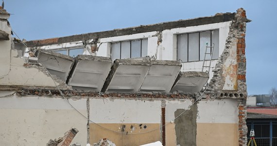 Przyczyny zawalenia się części hali dawnej zajezdni PKS w Mławie wyjaśnić ma wszczęte w czwartek śledztwo. Postępowanie dotyczy katastrofy budowlanej oraz wypadku przy pracy, w wyniku czego śmierć poniosły dwie osoby, a trzy są poszkodowane. Do oględzin rumowiska wykorzystany zostanie skaner 3D.