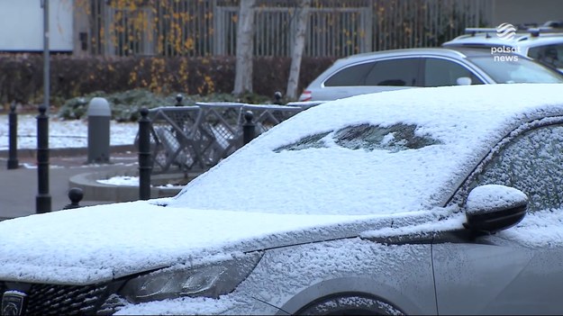 W Warszawie rozpoczęła się akcja "Gamma". Brzmi nieco tajemniczo, ale chodzi o zabezpieczanie ulic, bo spadł śnieg . Na ulice wyjechały posypywarki. Ale biało zrobiło się nie tylko w stolicy - także w wielu innych miejscach w kraju. A to oznacza, trudne warunki do jazdy samochodem.Materiał dla "Wydarzeń" przygotowała Teresa Gut.