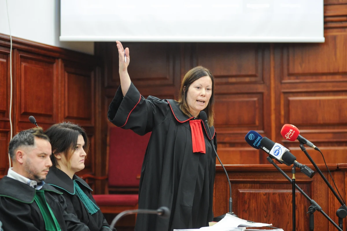 Zapadł wyrok w sprawie śmierci pięciu 15-latek w escape roomie w Koszalinie w 2019 roku. Miłosz S., który prowadził escape room, został skazany na 2 lata więzienia za sprowadzenia bezpośredniego niebezpieczeństwa w postaci pożaru - informuje dziennikarka RMF FM Aneta Łuczkowska. Podobny wyrok usłyszał pracownik Radosław D. Natomiast Małgorzata W. i Beata W., na które zarejestrowana była firma, zostały skazane na 1 rok w zawieszeniu na 3 lata. Wszyscy skazani mają zapłacić solidarnie po 200 tysięcy złotych nawiązki każdemu z rodziców nastolatek.