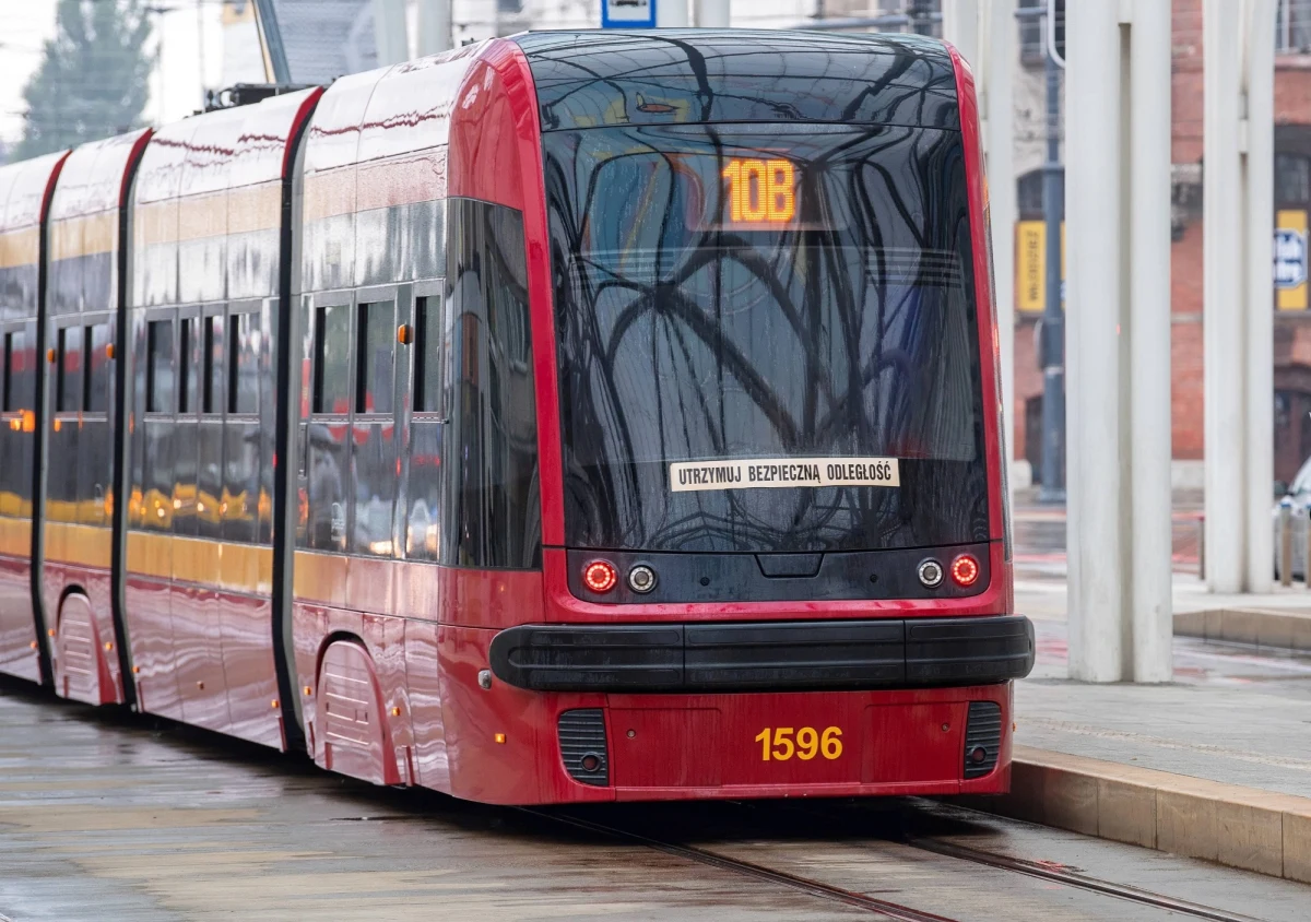 Prostsza taryfa, bilety 24-godzinne i możliwość zakupu subskrypcji migawki, co ma przynieść pasażerom znaczące oszczędności - takie rewolucyjne zmiany szykują się w Łodzi. Rada Miejska właśnie przyjęła nowy pakiet zmian w taryfie komunikacji miejskiej, który zacznie obowiązywać od 1 stycznia 2025 roku.