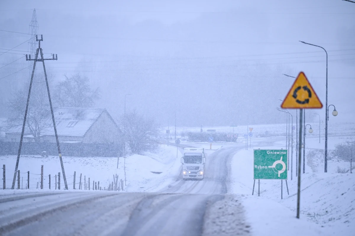 Zima zaatakowała. W czwartek od godz. 17 na południowym wschodzie oraz na północnym zachodzie kraju obowiązuje ostrzeżenie przed oblodzeniem - poinformował synoptyk Instytutu Meteorologii i Gospodarki Wodnej Jakub Gawron. Instytut wydał też ostrzeżenie 2. stopnia przed silnym wiatrem.