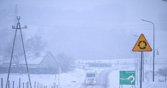 W czwartek od godz. 17 na południowym wschodzie oraz na północnym zachodzie kraju zacznie obowiązywać ostrzeżenie przed oblodzeniem - poinformował synoptyk Instytutu Meteorologii i Gospodarki Wodnej Jakub Gawron. Instytut wydał też ostrzeżenie 2. stopnia przed silnym wiatrem.