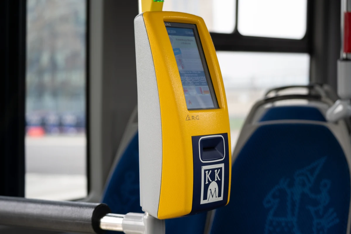 W Krakowie już wkrótce będzie można łatwiej kupić bilety MPK. W części autobusów pojawią się specjalne automaty, w których za bilet zapłacimy zbliżeniowo np. kartą, telefonem czy zegarkiem. Nie trzeba będzie drukować biletu.