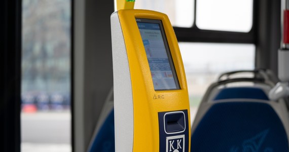 W Krakowie już wkrótce będzie można łatwiej kupić bilety MPK. W części autobusów pojawią się specjalne automaty, w których za bilet zapłacimy zbliżeniowo np. kartą, telefonem czy zegarkiem. Nie trzeba będzie drukować biletu.