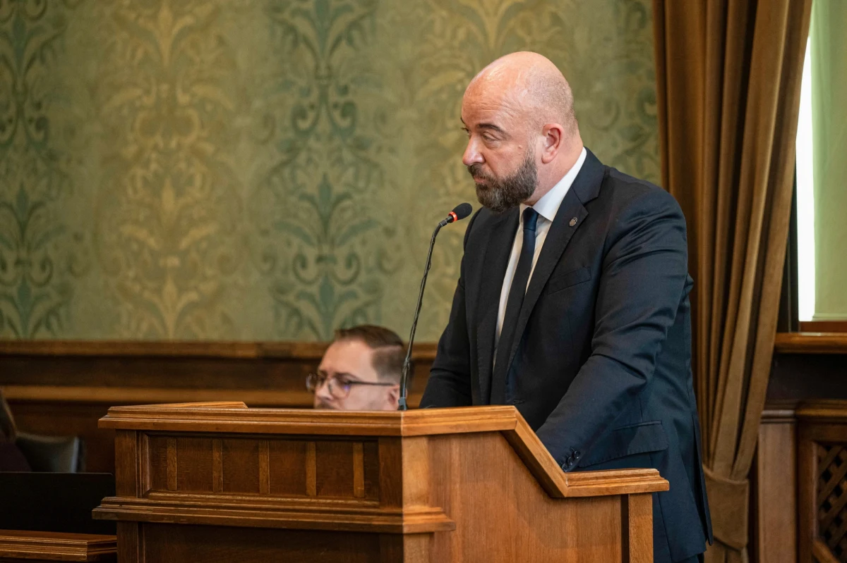 Rada Miejska Wrocławia nie zajmie się projektem uchwały dotyczącej odwołania Jacka Sutryka - zadecydowali radni. Projekt złożyli radni Prawa i Sprawiedliwości. W jej treści był m.in. apel do prezydenta, aby podał się do dymisji. To pokłosie prokuratorskich zarzutów w związku z aferą Collegium Humanum.