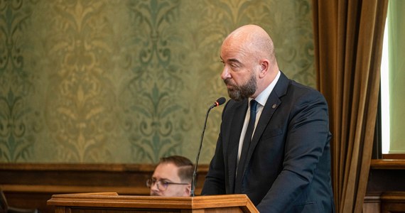 Rada Miejska Wrocławia nie zajmie się projektem uchwały dotyczącej odwołania Jacka Sutryka - zadecydowali radni. Projekt złożyli radni Prawa i Sprawiedliwości. W jej treści był m.in. apel do prezydenta, aby podał się do dymisji. To pokłosie prokuratorskich zarzutów w związku z aferą Collegium Humanum.