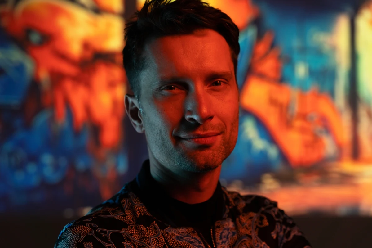 "W krótkiej perspektywie jestem wielkim optymistą. Te modele językowe pozwolą nam wyrównać szanse edukacyjne, pozwolą nam zmniejszyć biedę, zrewolucjonizować naukę i medycynę. Ale w długim przedziale czasowym jestem pesymistą, bo ta technologia jest też potężną bronią. I ta broń w niewłaściwych rękach może nam bardzo zaszkodzić" - mówi RMF FM prof. Michał Kosiński, psycholog społeczny i data scientist. Wykładowca Uniwersytetu Stanforda, jeden z czołowych specjalistów w dziedzinie psychometrii, jest przekonany, że w następnych latach sztuczna inteligencja osiągnie zdolności, których my, ludzie, nie jesteśmy sobie w stanie nawet wyobrazić.