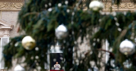 ​Na plac świętego Piotra przywieziono 29-metrową jodłę z Valle di Ledro w Trydencie. Decyzja o jej wycięciu wywołała protesty mieszkańców i ekologów. Ponad 50 tys. osób podpisało petycję do papieża Franciszka, apelując, by nie przyjmował drzewa.