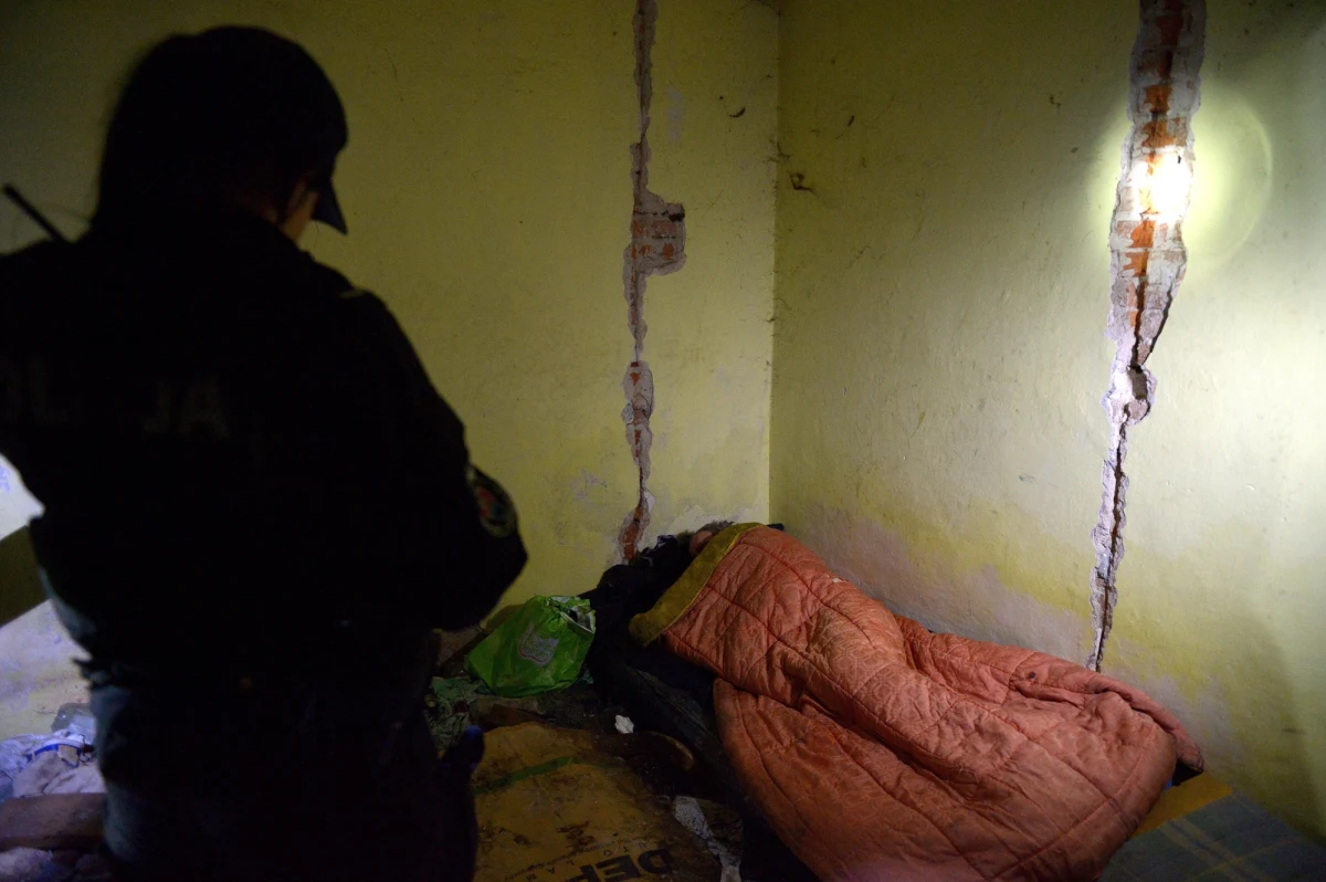 ​Od wieczora do rana patrole straży miejskiej zaglądają do miejsc, w których nocują osoby bezdomne. Odwiedzają altany, piwnice, wiaty śmietnikowe, klatki schodowe i sprawdzają, jak bezdomni sobie radzą, czy ich życie nie jest zagrożone. Im jest zimniej, tym częściej trzeba odwiedzać te punkty.