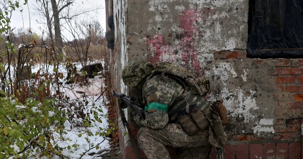 Wojna w Ukrainie. Aresztowano rosyjskich dowódców, którzy skłamali o zajęciu wiosek na Ukrainie. Na zdjęciu ukraiński żołnierz