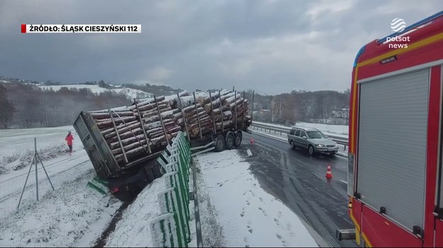 Do tej kalendarzowej jeszcze daleko, ale kto by się trzymał terminów. Zima przyszła i sypnęła śniegiem niemal w całym kraju. Biało zrobiło się od Dolnego Śląska po Podlasie i jak co roku znaleźli się tacy, których to zaskoczyło. Dla ''Wydarzeń'' Teresa Gut.