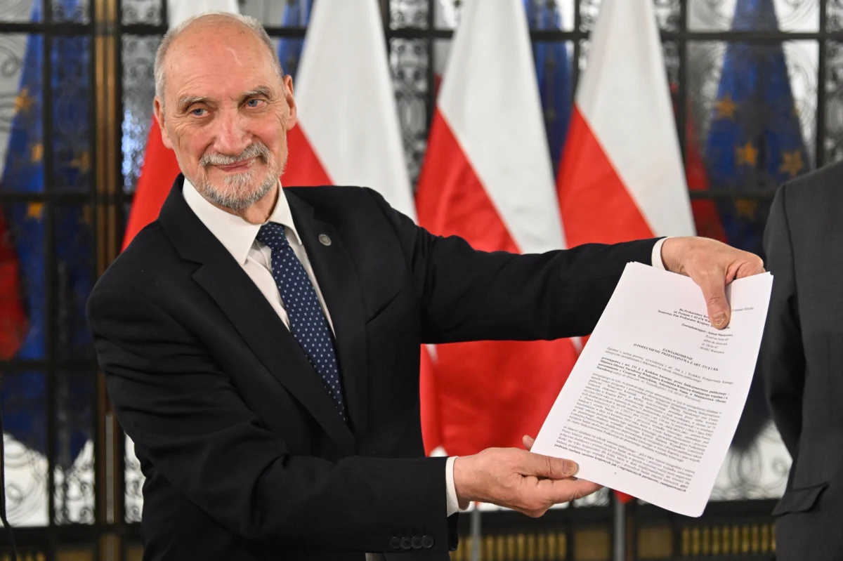 Antoni Macierewicz złożył zawiadomienia do prokuratury o popełnieniu przestępstwa przez szefa i wiceszefa Ministerstwa Obrony Narodowej. Chodzi o powołany w MON zespół badający działalność tzw. podkomisji smoleńskiej. Zdaniem posła PiS materiały podkomisji, na której czele stał, zostały nielegalnie przejęte.