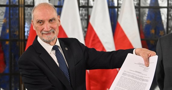 Antoni Macierewicz złożył zawiadomienia do prokuratury o popełnieniu przestępstwa przez szefa i wiceszefa Ministerstwa Obrony Narodowej. Chodzi o powołany w MON zespół badający działalność tzw. podkomisji smoleńskiej. Zdaniem posła PiS materiały podkomisji, na której czele stał, zostały nielegalnie przejęte.