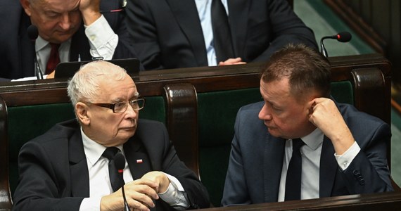 W sprawie kandydata na prezydenta PiS nie zapadła jeszcze żadna decyzja - podkreślił w czwartek rzecznik Prawa i Sprawiedliwości Rafał Bochenek. O tym, kto będzie startował, kierownictwo PiS poinformuje w najbliższych dniach - dodał. Konwencja PiS ma odbyć się w Krakowie nie w sobotę jak planowano, ale dzień później. Media podały w czwartek wieczorem, że kandydatem PiS będzie obecny szef IPN Karol Nawrocki.