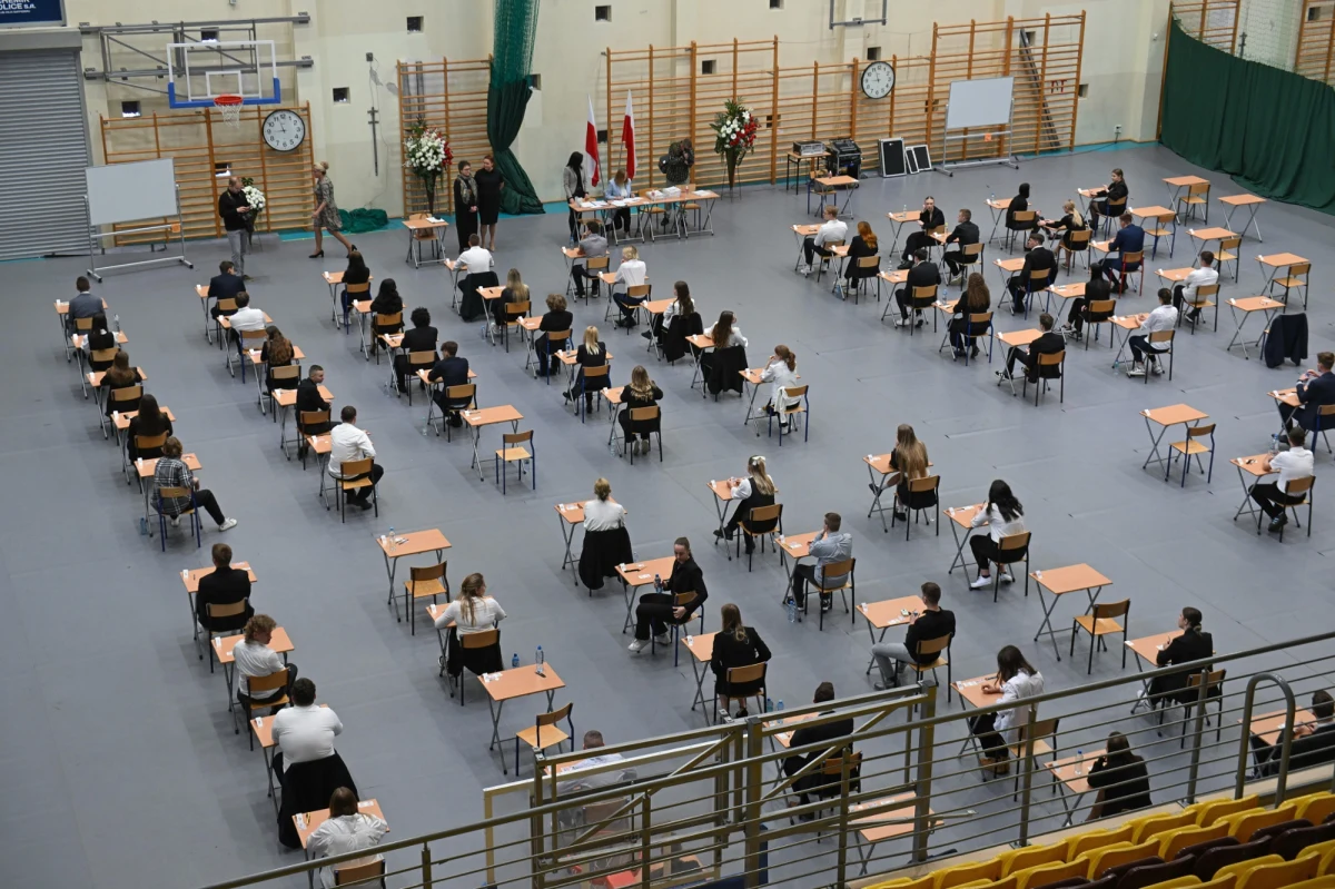 Przez kolejne trzy lata szkolne – 2024/2025, 2025/2026 i 2026/2027 – uczniowie zdający maturę, nie będą musieli uzyskać co najmniej 30 proc. punktów z egzaminu z przedmiotu dodatkowego zdawanego na poziomie rozszerzonym, aby cieszyć się z zaliczonej matury. W czwartek zdecydował o tym Sejm, nowelizując ustawę o systemie oświaty.