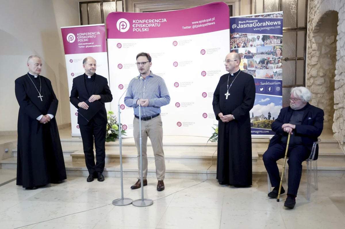 W Popołudniowej rozmowie w RMF FM gościliśmy Roberta Fidurę i Jakuba Pankowiaka, którzy uczestniczyli w spotkaniu osób wykorzystanych seksualnie w Kościele z grupą biskupów. Obaj podkreślili, że sam fakt, iż do spotkania doszło, ma znaczenie. "Komisja musi powstać i jej przewodniczącym musi być osoba zaufania publicznego i nieuwikłana w spory polityczne" - mówił Pankowiak, odnosząc się do powstania ciała, które miałoby zbadać sprawę nadużyć seksualnych w Kościele.