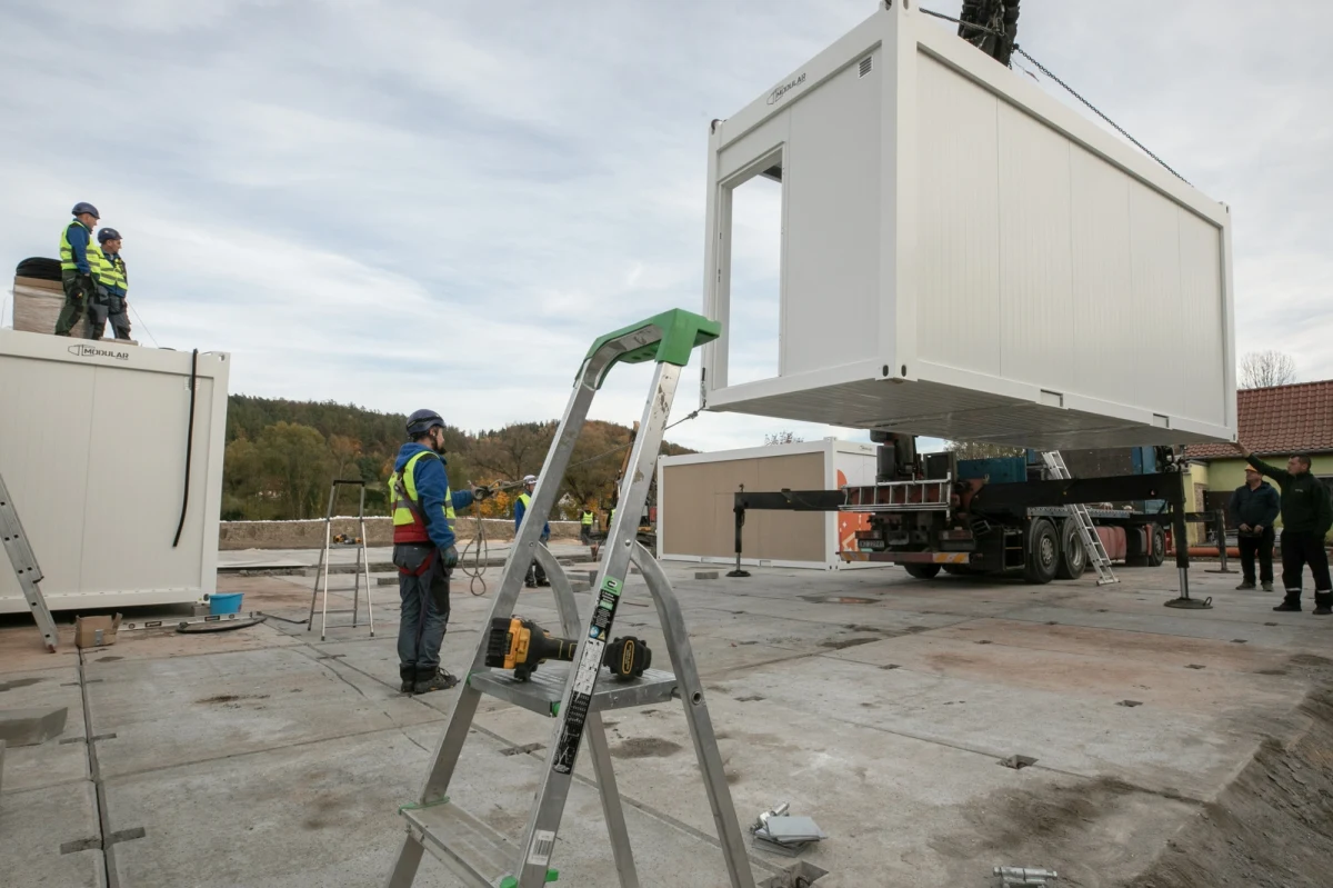 Będą ułatwienia w udzielaniu pomocy osobom i instytucjom, które ucierpiały we wrześniowej powodzi w południowo-zachodniej Polsce.Za przyjęciem rządowego projektu noweli ustawy o szczególnych rozwiązaniach związanych z usuwaniem skutków powodzi było w czwartek 444 posłów, dwóch głosowało przeciw, nikt nie wstrzymał się od głosu. Nowe przepisy mają wejść w życie dzień po ich ogłoszeniu. Teraz ustawa trafi do Senatu. 