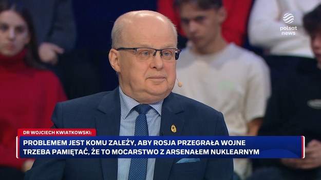 - Zakończenie wojny w Ukrainie oznacza, że kończy się nam czas, który mamy na zbudowanie potencjału odtraszania - wskazał gen. Waldemar Skrzypczak w programie Doroty Gawryluk "Lepsza Polska". Jak podkreśla dr. Wojciech Szewko to właśnie pokój, a nie wojna jest dla nas największym zagrożeniem. Zdaniem dr Szewko najbardziej groźne jest dla nas to, że Trump i Putin podzielą świat na strefy wpływów. - Rosja za każdym razem podkreśla, że ich interesy bezpieczeństwa muszą być zapewnione i tam jest Polska wymieniana "z imienia i nazwiska". Tam są wymieniane państwa, które graniczą z Rosją. Musi mieć wpływ np. na element zbrojenia, czyli krótko mówiąc grozi nam, i to jest najbardziej niebezpieczny moment, taka druga Jałta - podkreślił. Jak wyjaśnił będzie to taki moment, w którym mocarstwa będą dogadywały się przy pomocy "mapy i długopisu". - Dlatego tak ważne są dla nas relacje bezpośrednie z Trumpem, żeby on wtedy kiedy tym długopisem będą sobie po mapie mazali, to żeby mu zadrżała ręka i ta strefa wpływów poleciała jednak w tę, a nie w tamtą stronę - dodał. - Wydaje mi się, że mamy mało czasu, przyśpieszmy pewne procesy, które mają zbudować potencjał polskich sił zbrojnych, żeby ten argument odstraszania rzeczywiście był realnym potencjałem - wezwał gen. Skrzypczak. Nieco inne zdanie w sprawie przyszłości Ukrainy ma dr Kwiatkowski. - Myślę, że jednak prezydent Trump będzie kontynuował wspieranie Ukrainy. To będzie inaczej wyglądało, to nie będą darowizny itd., ale on zdaje sobie bardzo dobrze sprawę, że amerykańskie zakłady pracują teraz na pięć fajerek, więc nie będzie zainteresowany, żeby przekazać Rosji wpływy w tak ważnym regionie świata dla Stanów Zjednoczonych, bo Ameryka potrzebuje Europy bardziej niż kiedykolwiek wcześniej - podkreślił. Jego zdaniem w obliczu groźby konfliktu na Pacyfiku, USA muszą mieć Europę po swojej stronie.