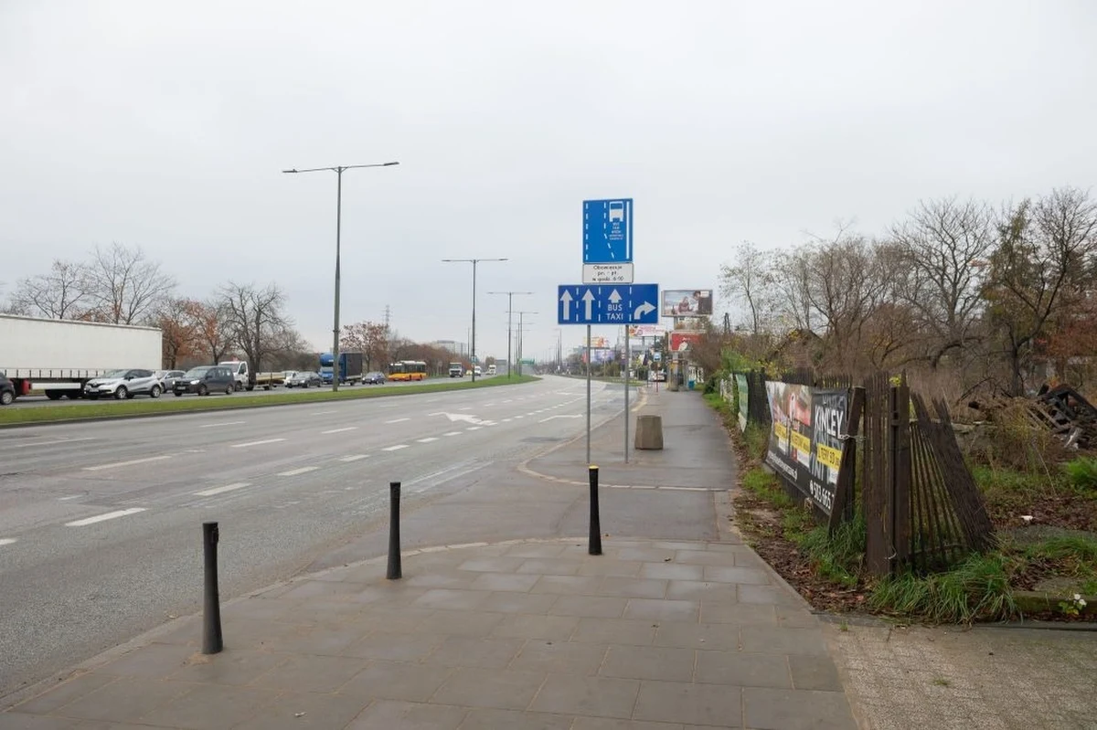 W nadchodzący weekend 23-24 listopada drogowcy zaplanowali wymianę nawierzchni w dwóch warszawskich dzielnicach. Ułożą nowy asfalt na fragmencie Modlińskiej na Białołęce i na części ul. Skoroszewskiej w Ursusie. To oznacza objazdy i zmiany w komunikacji miejskiej. 