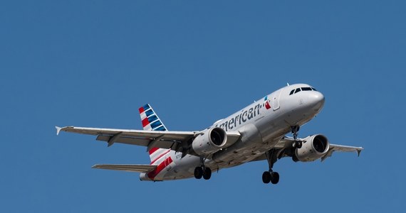 Do niecodziennego i bardzo niebezpiecznego incydentu doszło na pokładzie samolotu American Airlines. Podczas lotu, na wysokości ponad 9 km, jeden z mężczyzn próbował otworzyć drzwi maszyny. Napastnik został obezwładniony przez grupę pasażerów, a po wylądowaniu samolotu aresztowany przez służby.