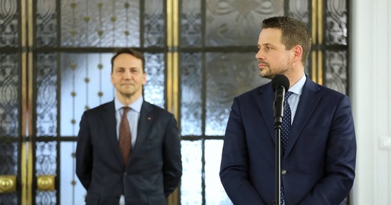 Od 8:00 do północy członkowie Koalicji Obywatelskiej głosują w prezydenckich prawyborach, w których mierzą się prezydent Warszawy Rafał Trzaskowski oraz szef MSZ Radosław Sikorski. Nazwisko zwycięzcy, który zostanie kandydatem KO na prezydenta, zostanie ogłoszone w sobotę.